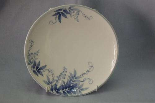 A BEAUTIFUL HAND PAINTED BLUE AND WHITE ORIENTAL PORCELAIN COLLECTABLE PLATE