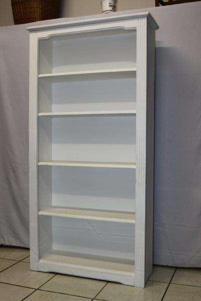 AN EXQUISITE MODERN BOOKCASE IN EXCELLENT CONDITION; PERFECT TO DISPLAY BOOKS & COLLECTIBLES!!!