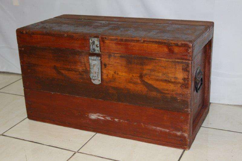 A BEAUTIFUL ANTIQUE CARPENTERS TOOL BOX IN GREAT CONDITION FOR THE AGE!!! AWESOME COFFEE TABLE!!!