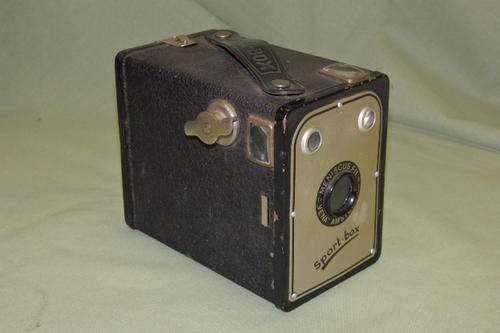 A SUPER RARE VINTAGE (1947) DUTCH MADE VENA "BOX" SPORTBOX CAMERA WITH A MENISCUS F11 LENS