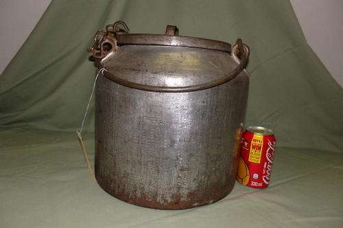 A FANTASTIC VINTAGE METAL 3 GALLON DAIRY CANISTER WITH A CARRY HANDLE AND CHAINED LID