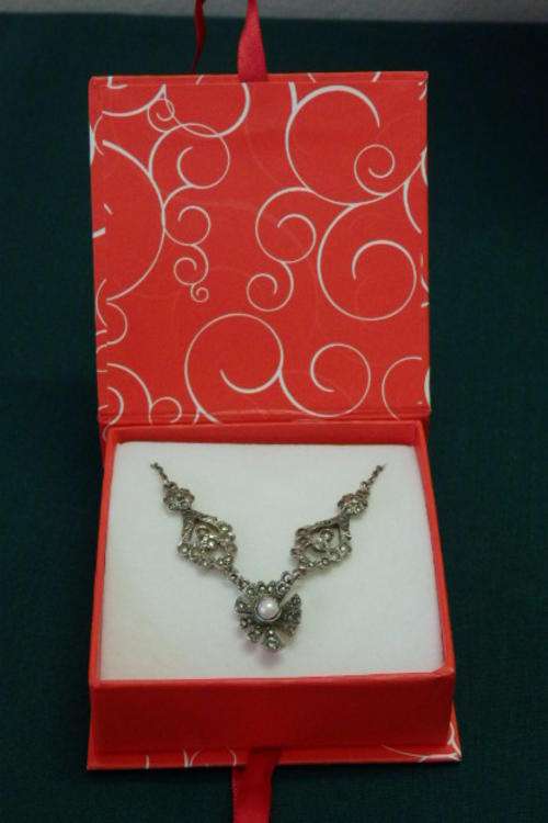 AN EXQUISITE VINTAGE LADIES CHOKER AND PENDANT SET WITH MARCASITE STONES IN A GIFT BOX