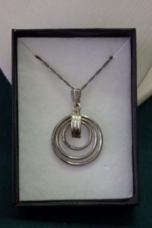 AN EXQUISITELY DESIGNED ITALIAN MADE STERLING SILVER PENDANT ON A STERLING SILVER CHAIN
