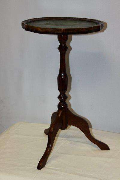 EXQUISITE VINTAGE OCCASIONAL TABLE c/w STUNNING LEATHER INLAY, TURNED LEGS & MAGNIFICENT DETAILING!!