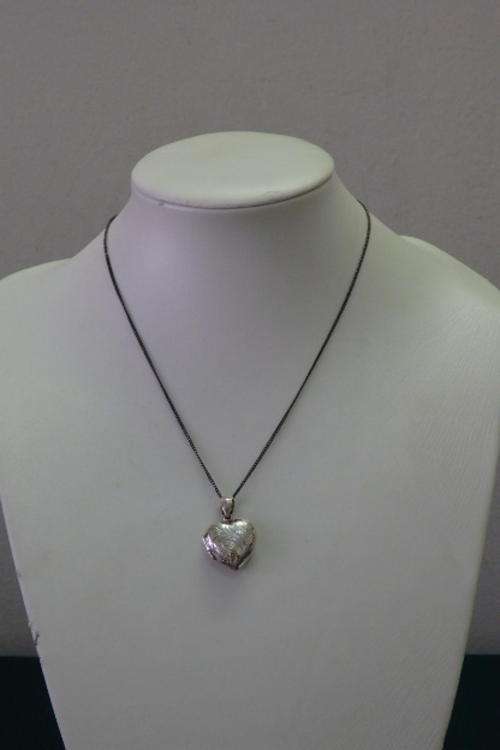 A BEAUTIFUL ENGRAVED/ DETAILED STERLING SILVER HEART-SHAPED LOCKET ON A SILVER CHAIN