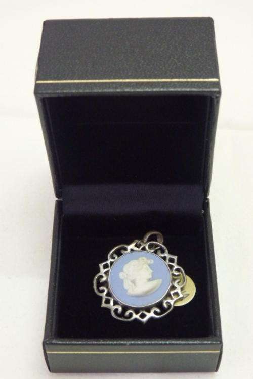 AN EXQUISITE VINTAGE (1954) AUTHENTIC WEDGWOOD JASPERWARE LADIES BROOCH/ PENDANT IN A SILVER CASING
