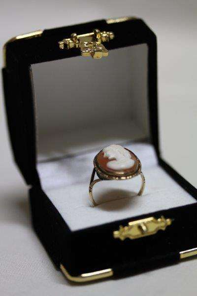 A SPECTACULAR SOLID 9ct GOLD ANTIQUE CAMEO RING WITH EXCEPTIONAL DETAIL & IN A STUNNING RING BOX!!!