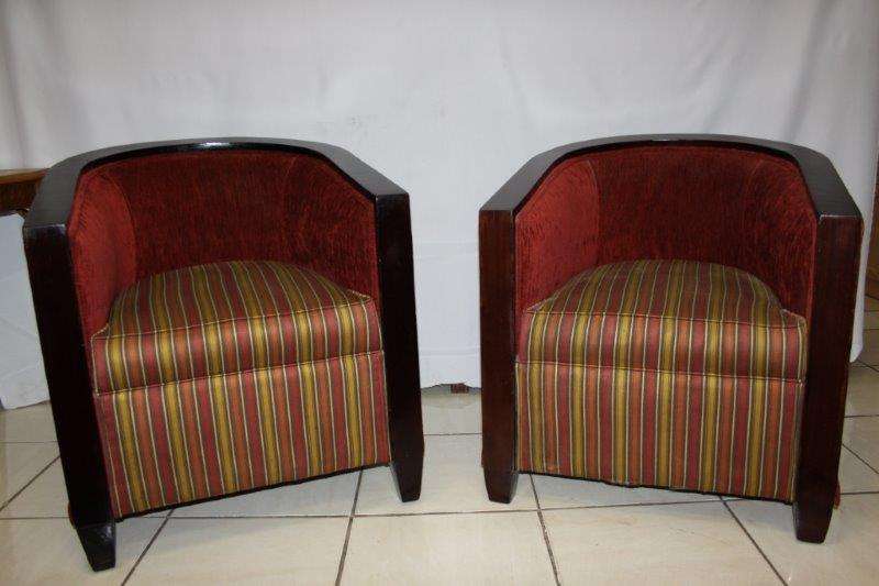 STUNNING MODERN BURGANDY TUB CHAIRS IN GREAT CONDITION FOR THE AGE! VERY VERY COMFORTABLE! bid/chair