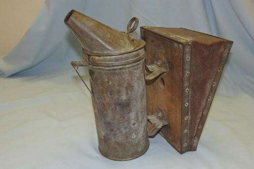 A FANTASTIC VINTAGE USA MADE HAND HELD "WOODMAN'S FAMOUS BEE-WARE" BELLOWS BEE SMOKER