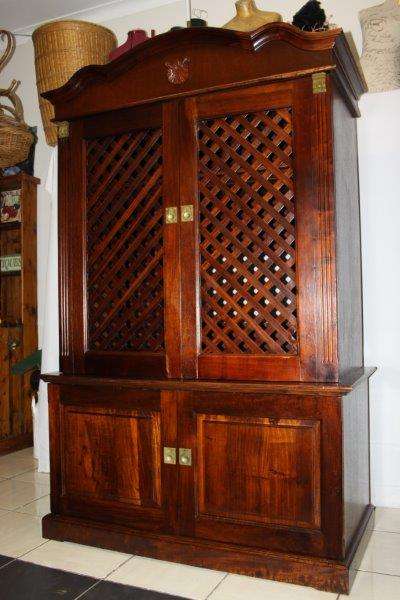 WOW! AN EXQUISITE, LARGE DETAILED TV/DVD/DISPLAY CABINET c/w SLATTED DOORS & STORAGE FOR EVERYTHING!