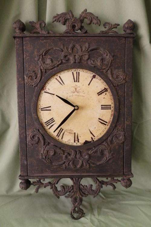 A FANTASTIC METAL VINTAGE LOOK "CAFE DES MARGUERITES" QUARTZ CLOCK IN WORKING CONDITION