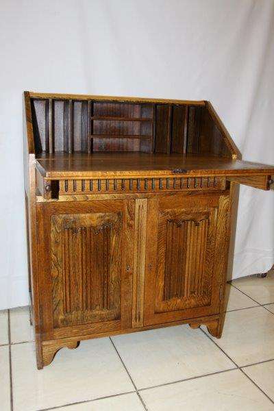 AN EXQUISITE SOLID OAK WRITING BUREAU DESK WITH FOLD DOWN TOP & DRAWER; GORGEOUS VINTAGE FURNITURE!