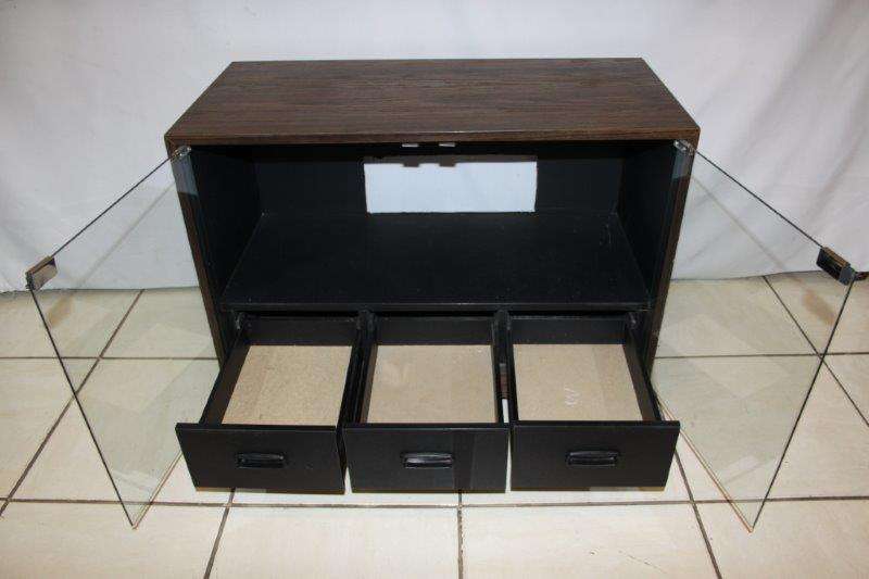 A STUNNING SIMPLE VINTAGE TV CABINET WITH 3 ALL PURPOSE OR VIDEO DRAWERS!!! EXCELLENT CONDITION!!!