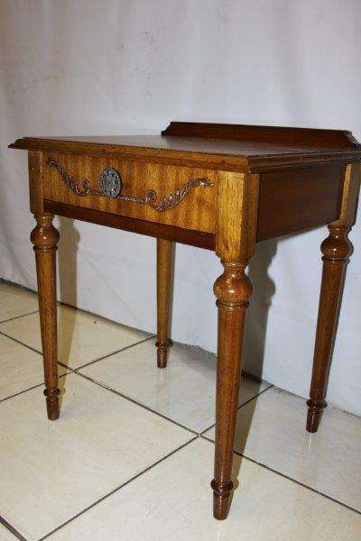 A STUNNING DETAILED VINTAGE SIDE-TABLE PEDASTAL WITH DRAW IN GOOD CONDITION!!!