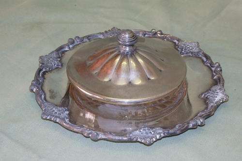 A WONDERFUL VINTAGE SILVER PLATED DOME LIDDED BUTTER DISH WITH A GLASS BOWL