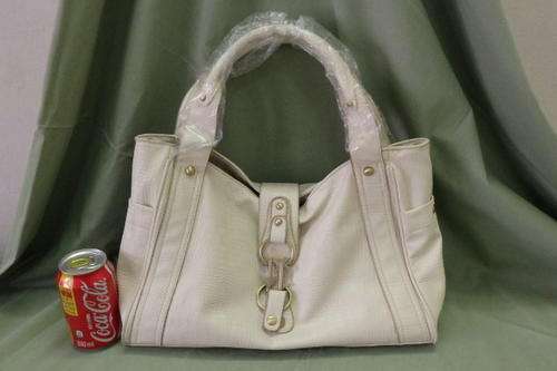 A STUNNING LARGE CREAM COLOURED "CROCODILE SKIN PRINT" ANNIE LADIES HANDBAG WITH A SATIN LINING