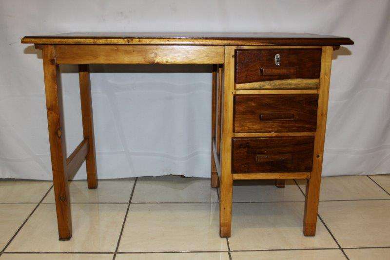 AN EXQUISITE VINTAGE SOLID KIAAT (AFRICAN WILD TEAK) DESK WITH 3 DRAWS - STUNNING FURNITURE!!!