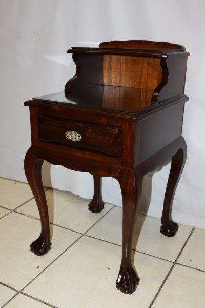 A STUNNING UNUSUAL VINTAGE BALL & CLAW SIDE-TABLE PEDASTAL WITH GLASS IN FANTASTIC CONDITION!!!