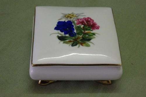 A FANTASTIC VINTAGE GERMAN MADE "KPM" ROYAL PORZELLAN BAVARIA PORCELAIN TRINKET BOX