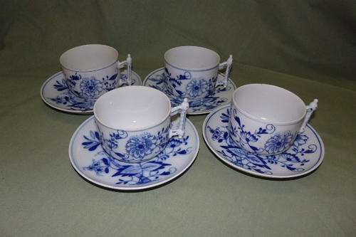 A FANTASTIC SET OF FOUR VINTAGE HANDMADE ORIENTAL BLUE AND WHITE PORCELAIN CUPS AND SAUCERS