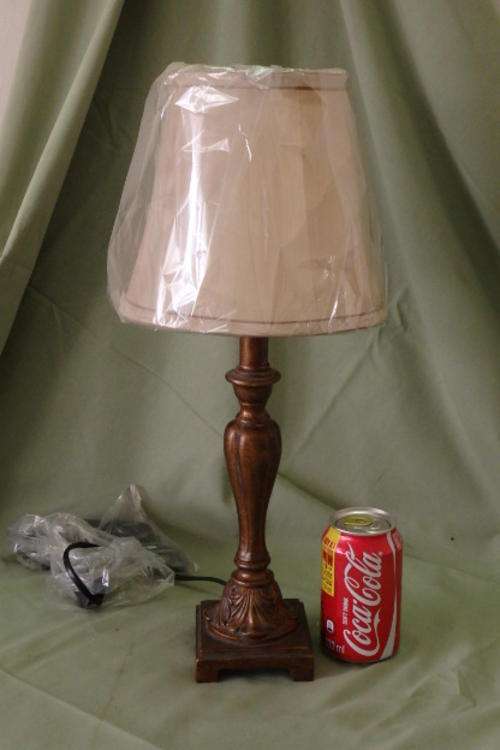 AN EXQUISITE "FRENCH BAROQUE" STYLE TABLE LAMP WITH A SAND COLOURED SHADE WITH BROWN PIPING