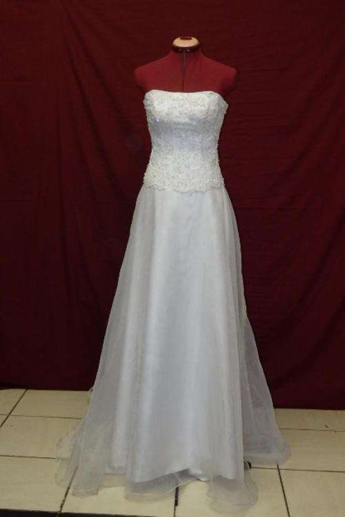 A MAGNIFICENT WHITE BRIDAL SATIN AND WHITE ORGANZA WEDDING DRESS WITH LACE, PEARL BEADS AND SEQUIN