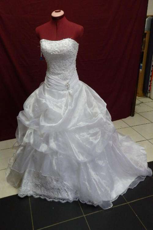 A BEAUTIFUL WHITE BRIDAL SATIN AND WHITE ORGANZA WEDDING DRESS WITH LACE, PEARL & GLASS BEADS