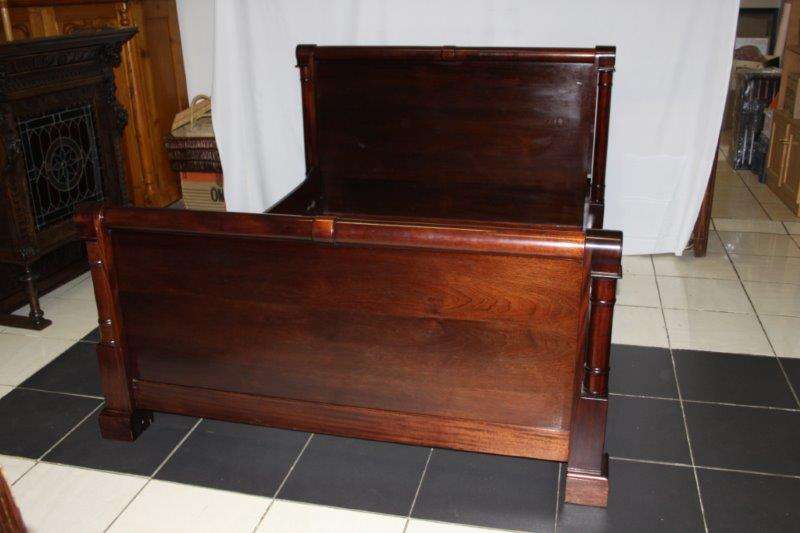 AN EXQUISITE SOLID ROSEWOOD QUEEN SLEIGH BED IN FANTASTIC CONDITION - GORGEOUS HEAVY FURNITURE!!!