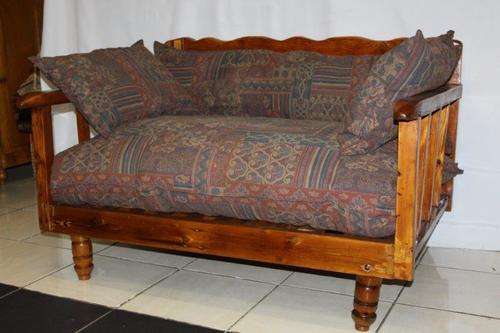A STUNNING EXCEPTIONAL 2 SEATER SOLID OREGON BENCH c/w HUGE CUSHIONS IN EXCELLEN CONDITION AWESOME!!