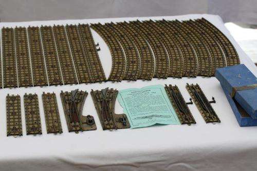 AN AWESOME COLLECTION OF VINTAGE HORNBY METAL TRAIN TRACK INCL CHANGE OVERS, CURVE &! RARE & AWESOME