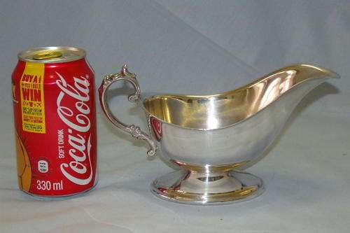 A FANTASTIC VINTAGE SILVER PLATED FOOTED GRAVY BOAT WITH AN AWESOME DETAILED HANDLE