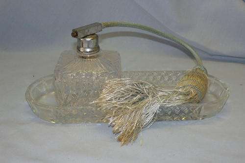 AN EXQUISITE VINTAGE CRYSTAL LADIES PERFUME VAPOURIZER ON A CRYSTAL TRAY WITH A PALE BLUE BULB