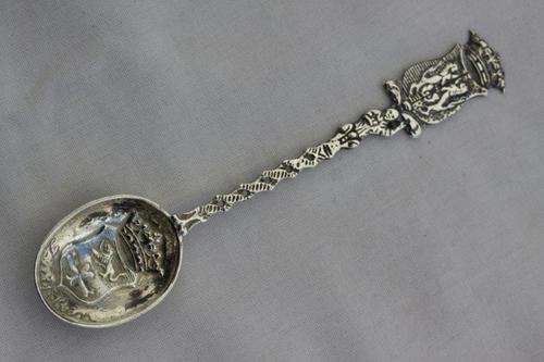 AN EXQUISITE HALLMARKED STERLING SILVER DECORATIVE SPOON WITH MAGNIFICENT DETAILING circa 1924!!!