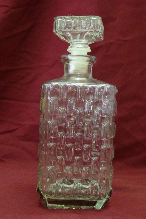AN AWESOME VINTAGE RETRO 750ml GLASS WHISKY DECANTER IN EXCELLENT CONDITION