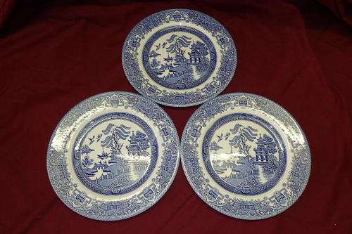 THREE AWESOME BLUE AND WHITE "THE WILLOW" PATTERN PORCELAIN DINNER PLATES
