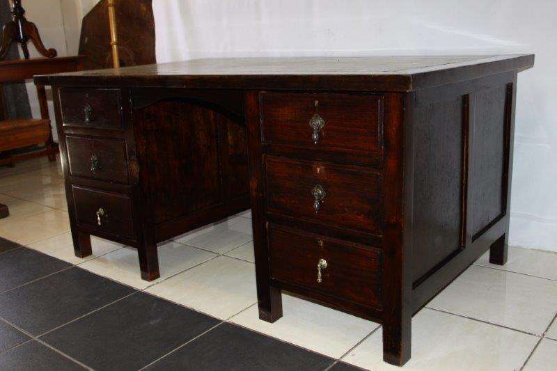 AN EXQUISITE VINTAGE EXECUTIVE 'PLEATHER INLAY' DESK w 6 DRAWS IN GREAT CONDITION - STUNNING!!!!!!!!