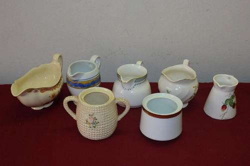 A GORGEOUS COLLECTION OF MIXED PORCELAIN AND CERAMIC MILK JUG AND SUGAR BOWLS & A GRAVY JUG