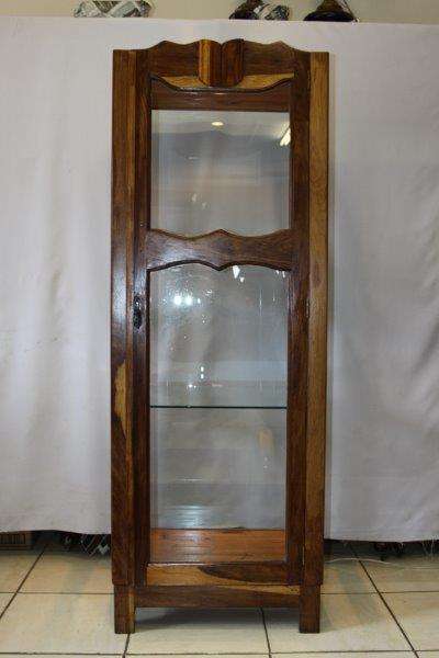 AN EXQUISITE TALL SIMPLE BUT VERY EFFECTIVE SOLID KIAAT GLASS SHOWCASE WITH DISPLAY LIGHTING!!!