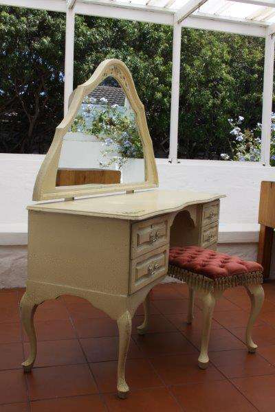 AN EXQUISITE VINTAGE CURVED DRESSER WITH BEAUTIFUL CURVED MIRROR & STOOL! AWESOME FURNITURE!!!