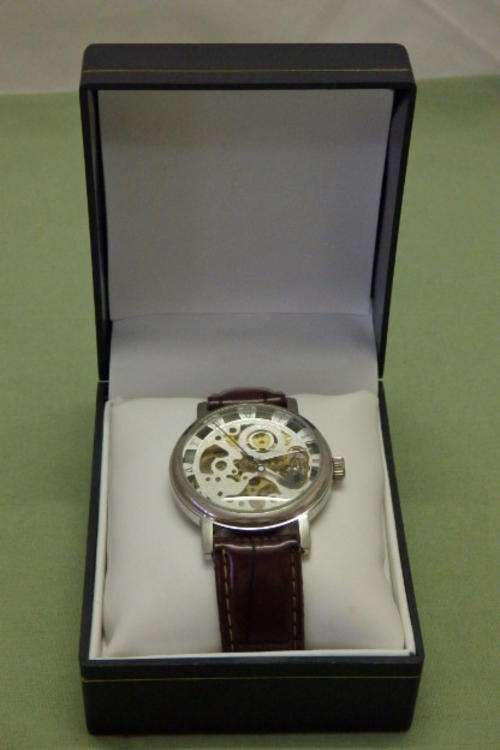 A STUNNING GENTS WRIST WATCH IN EXCELLENT WORKING CONDITION!! EXTREMELY CLASSY AND STYLISH!