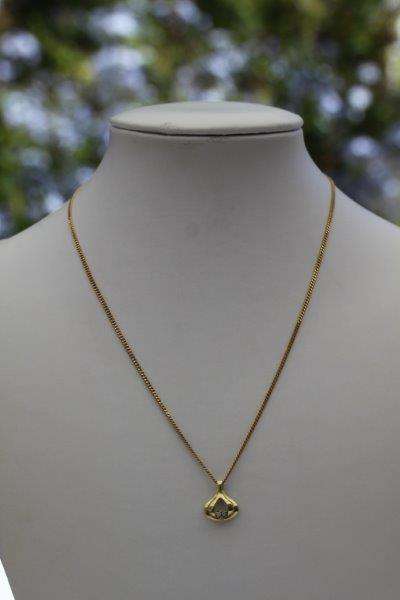 AN EXQUISITE 18ct SOLID GOLD VINTAGE (3) DIAMOND PENDANT ON A CHAIN IN A NICE GIFT BOX!!