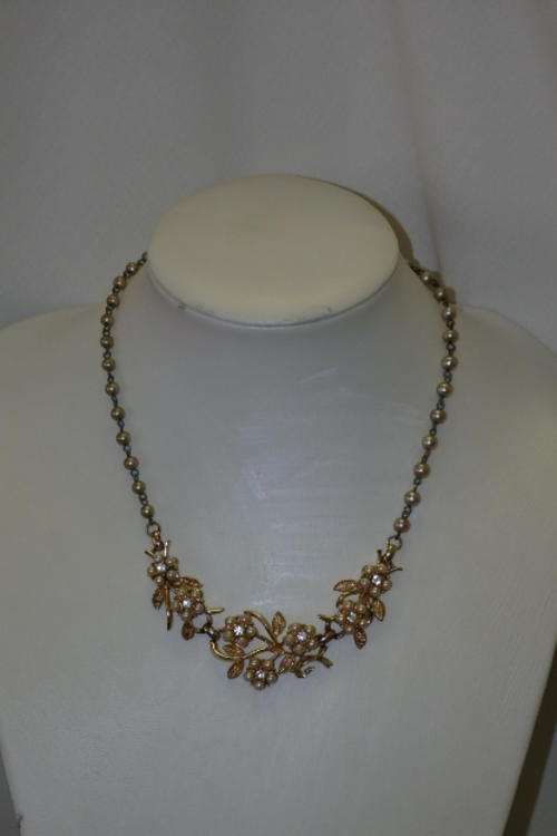 A BEAUTIFUL GOLD PLATED LADIES CHOKER STYLE NECKLACE WITH PEARL BEADS AND DIAMANTE