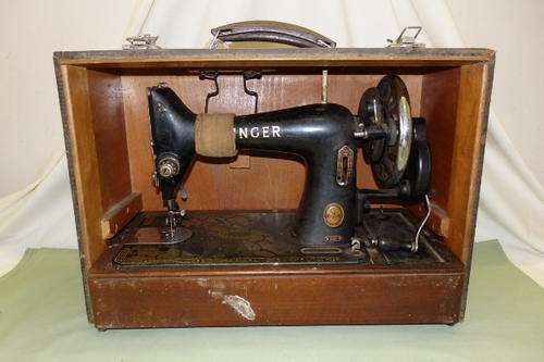 AN AWESOME VINTAGE SINGER 99K HAND CRANKED SEWING MACHINE IN A WOODEN HARD CASE