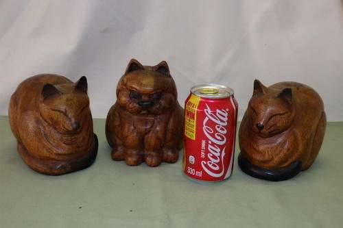 THREE BEAUTIFUL ORNAMENTAL HAND CARVED AND STAINED WOODEN CATS WITH WONDERFUL FEATURES
