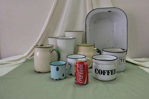 AN AWESOME COLLECTION OF ASSORTED VINTAGE ENAMELWARE PIECES INCLUDING MIXING JUG, MUGS AND MORE