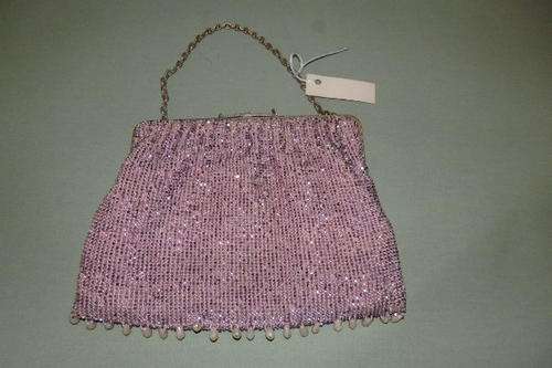 AN EXQUISITE ANTIQUE PINK GLASS BEADED VICTORIAN LADIES HANDBAG WITH TEAR-DROP PEARL BEADS