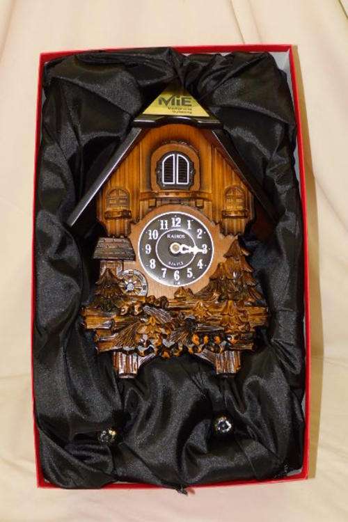 A FANTASTIC BRANDED QUARTZ CUCKOO CLOCK IN ITS ORIGINAL BOX WITH ALL THE ACCESSORIES