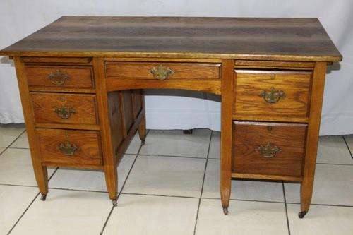 EXQUISITE OAK VINTAGE EXECUTIVE DESK w DRAWS, TRAYS, SMOOTH CASTORS & MAGNIFICENT DETAIL!!!