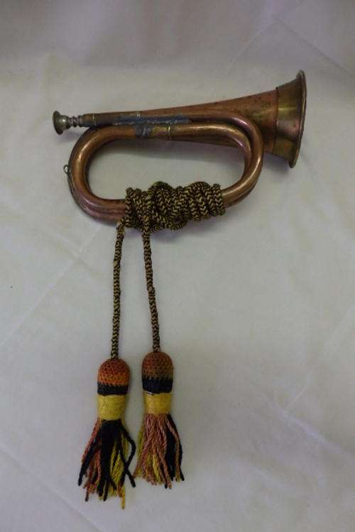 A FANTASTIC VINTAGE COPPER AND BRASS BUGLE WITH TASSELS AND THE MOUTHPIECE