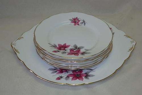 AN EXQUISITE VINTAGE ROYAL STAFFORD BONE CHINA "EVESHAM" PATTERN CAKE PLATTER AND 6 CAKE PLATES